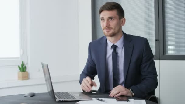 Young businessman in the office 052 — Stock video