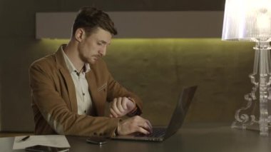 İşadamı saatini saat denetimi.