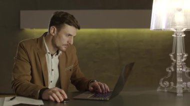 İşadamı sevinçle onun dizüstü bilgisayar arıyorum.