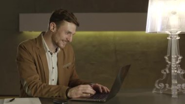 Mutluluk ile onun dizüstü bilgisayar arıyor işadamı.