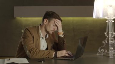 İşadamı kafasını yorgunluk ile bırakarak otel.