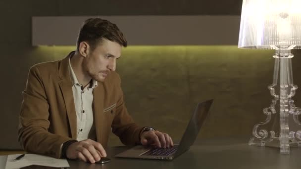 Empresário olhando com alegria para o seu computador portátil . — Vídeo de Stock