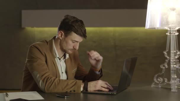 Empresário cansado após o trabalho com seu computador portátil . — Vídeo de Stock