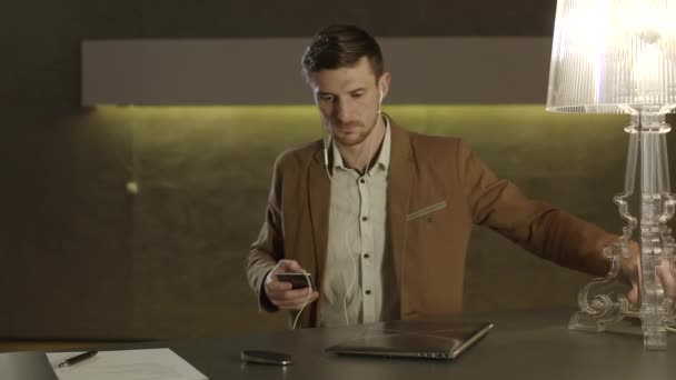 Uomo d'affari sta iniziando a lavorare con il computer portatile . — Video Stock