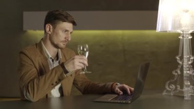 Şarap içmek işadamı.