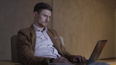 Bir baş ağrısı ile işadamı bir koltukta oturuyor.