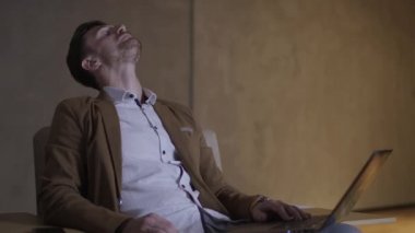 İşadamı dizüstü bilgisayar ile iş bitirme ve uykuda düşme.