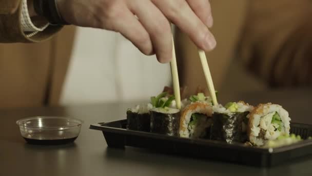 Sushi mit Stäbchen essen. — Stockvideo