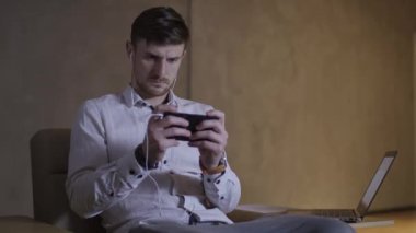 İşadamı cep telefonuyla oynarken.