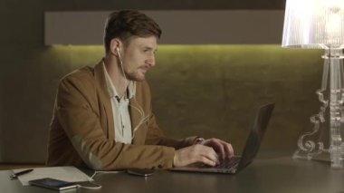 Mutlu işadamı müzik.