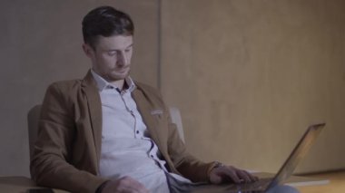 İşadamı onun dizüstü bilgisayar kullanırken uyumak üzere.