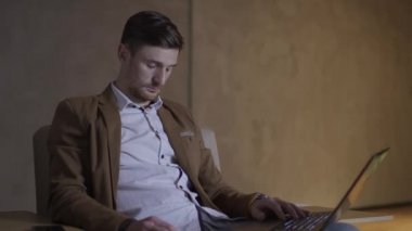 İşadamı dizüstü bilgisayar ile iş bitirme ve uykuda düşme.