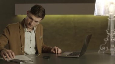 Cep telefonu ve dizüstü bilgisayar kullanarak iş adamı.