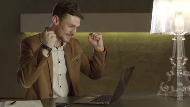 Empresário olhando com prazer para o seu computador portátil . — Vídeo de Stock