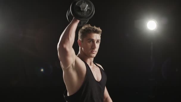 健康的な若い男が彼の右の上腕三頭筋のトレーニング. — ストック動画