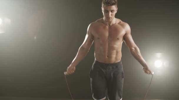 Giovane uomo sano utilizzando corda di salto . — Video Stock