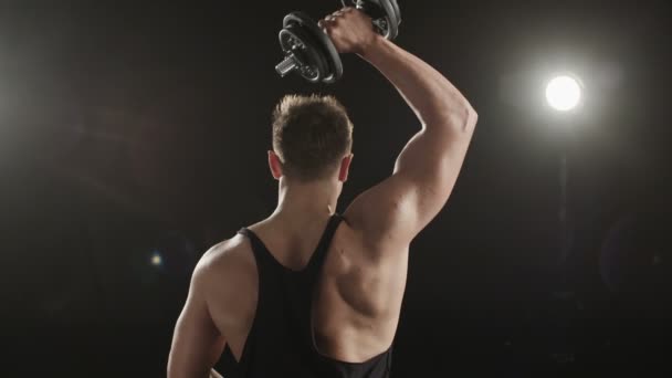 Zdrowy, młody człowiek, szkolenia jego prawo triceps. — Wideo stockowe