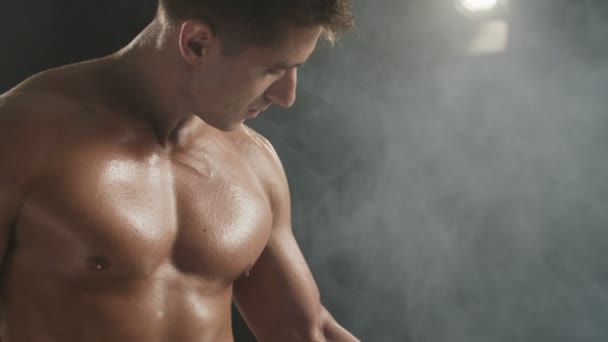 Zdravý mladý muž školení jeho levý biceps. — Stock video