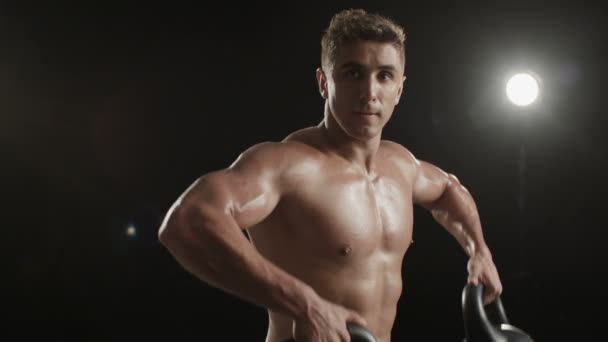 Healthy young man during mass-building shoulder workout. — Stock Video