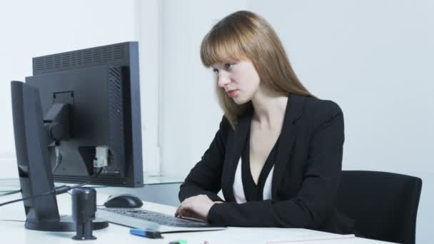 Mulher muito jovem entediada no escritório — Vídeo de Stock