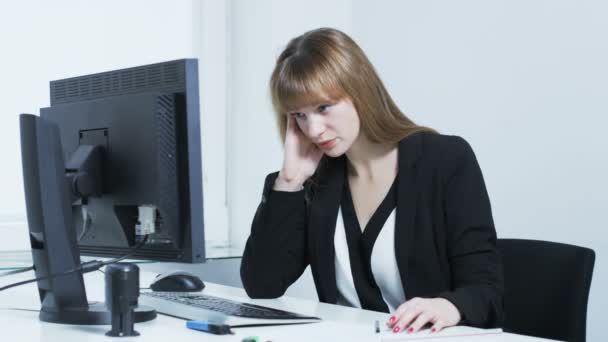 Jolie jeune femme s'ennuie en tapant sur un clavier — Video