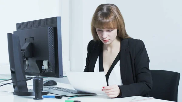 Jolie jeune femme excitée après avoir lu un document Photo De Stock