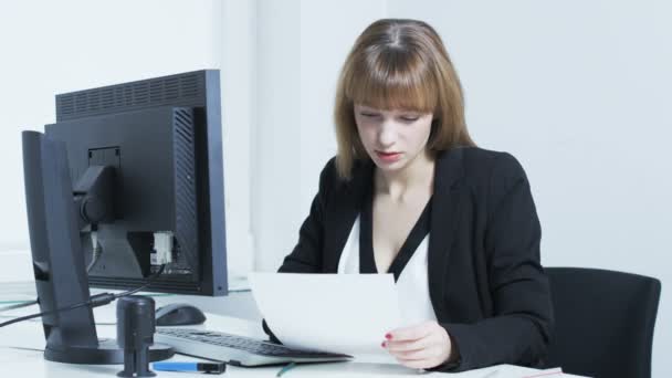 Jolie jeune femme ennuyée en lisant un document — Video