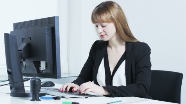 Mujer bastante joven divertido después de mirar una pantalla — Vídeos de Stock