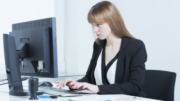 Mujer bastante joven que trabaja con un ordenador — Vídeo de stock