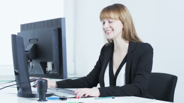 Pretty young woman glad while looking at a screen — Stock Video