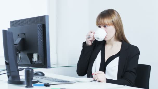 Mujer bastante joven durante el descanso del café — Vídeos de Stock