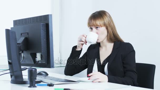Mulher muito jovem durante o coffee break — Vídeo de Stock