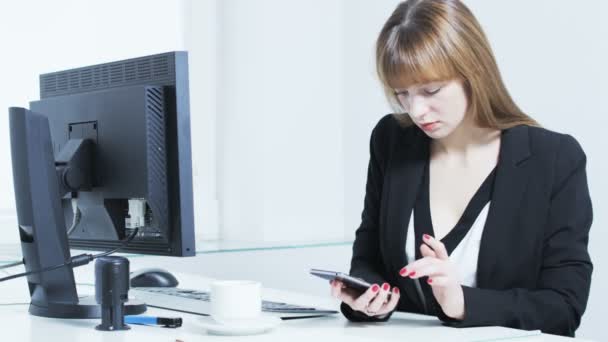 Pretty young woman making a phone call — Stock Video