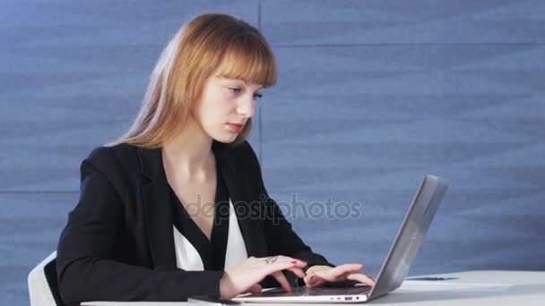 Mooie jonge vrouw vervelen na het werk met de computer — Stockvideo