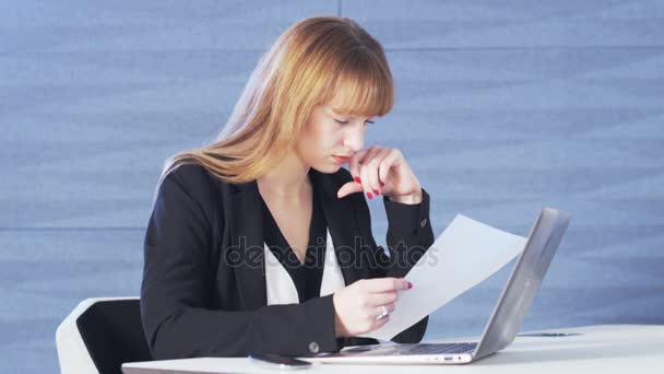 Mujer bastante joven sorprendida después de leer algo — Vídeos de Stock