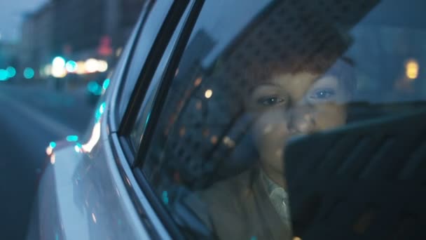 Ung affärskvinna i bilen tittar — Stockvideo