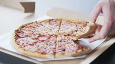 Pizza parçalar alarak eller