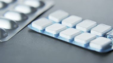 Adam koyarak kare beyaz Tablet