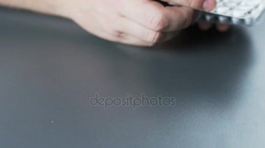 Erkek el koyarak beyaz tabletler