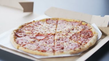 Pizza parçalar alarak eller
