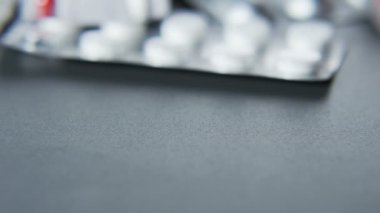 Kırmızı ve beyaz tabletler koyarak adam 