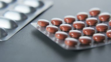 Kahverengi ve sarı tabletler koyarak adam 