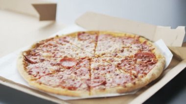 Pizza parçalar alarak eller