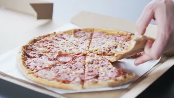 Mãos a tomar pedaços de pizza — Vídeo de Stock