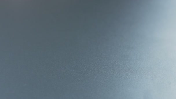 Homme prenant des comprimés loin  