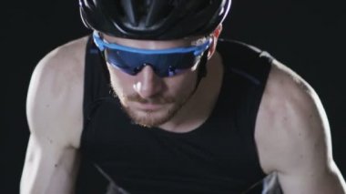 Bisiklet süren bir adam 