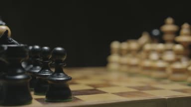 Üzerinde Satranç Taşları olan Satranç Tahtası Rotasyonu