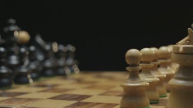 Satranç tahtası döndürme siyah arka plan üzerine