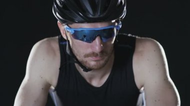 Adam kask ve bisiklet sürme gözlük
