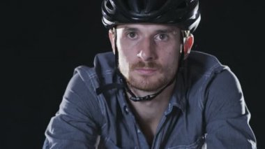 Bisiklete Binen Kask Takan Adam. 